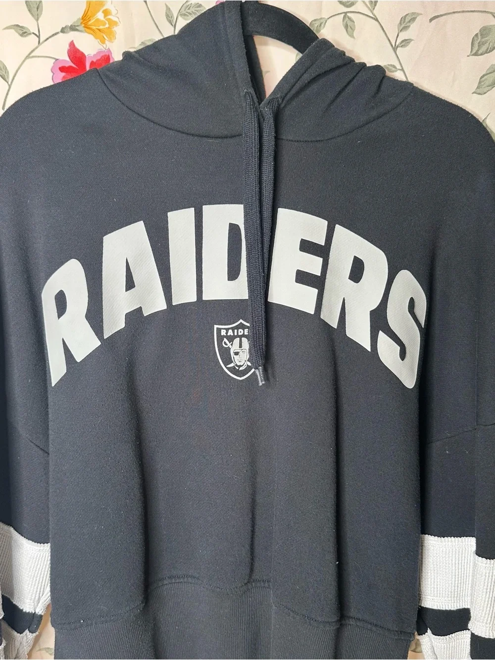 LAS VEGAS RAIDERS | Junk Food Black Hoodie with White Sleeve Stripes | Size M - Picture 3 of 3